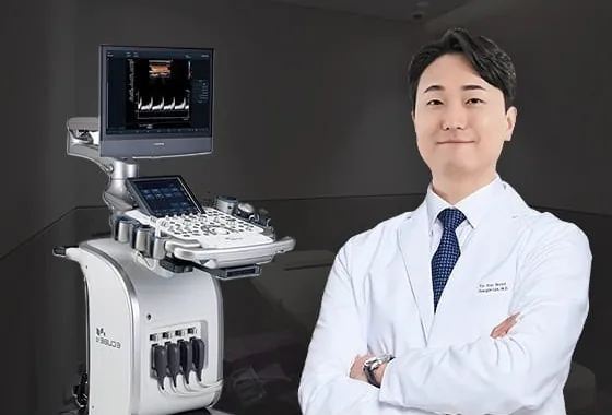 站在超声设备旁的乳腺外科专科医生